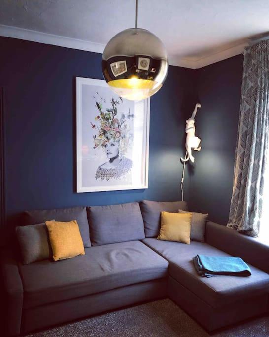Handbridge In Chester Sleeps 7 With Bt Sports & Pac-man * Hough Green