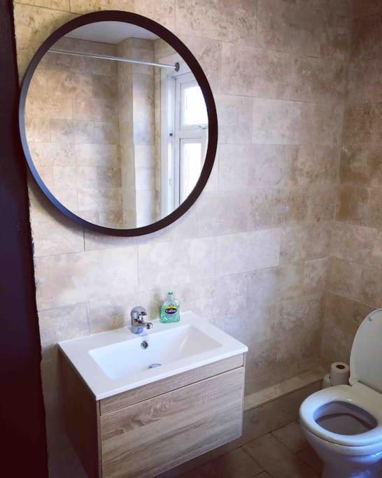 Handbridge In Chester Sleeps 7 With Bt Sports & Pac-man Holiday home Hough Green