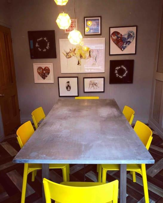 Handbridge In Chester Sleeps 7 With Bt Sports & Pac-man Holiday home