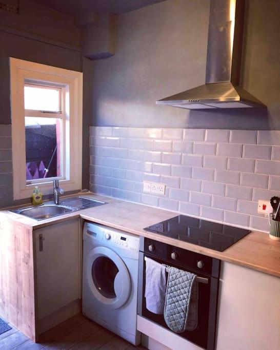 Handbridge In Chester Sleeps 7 With Bt Sports & Pac-man Holiday home